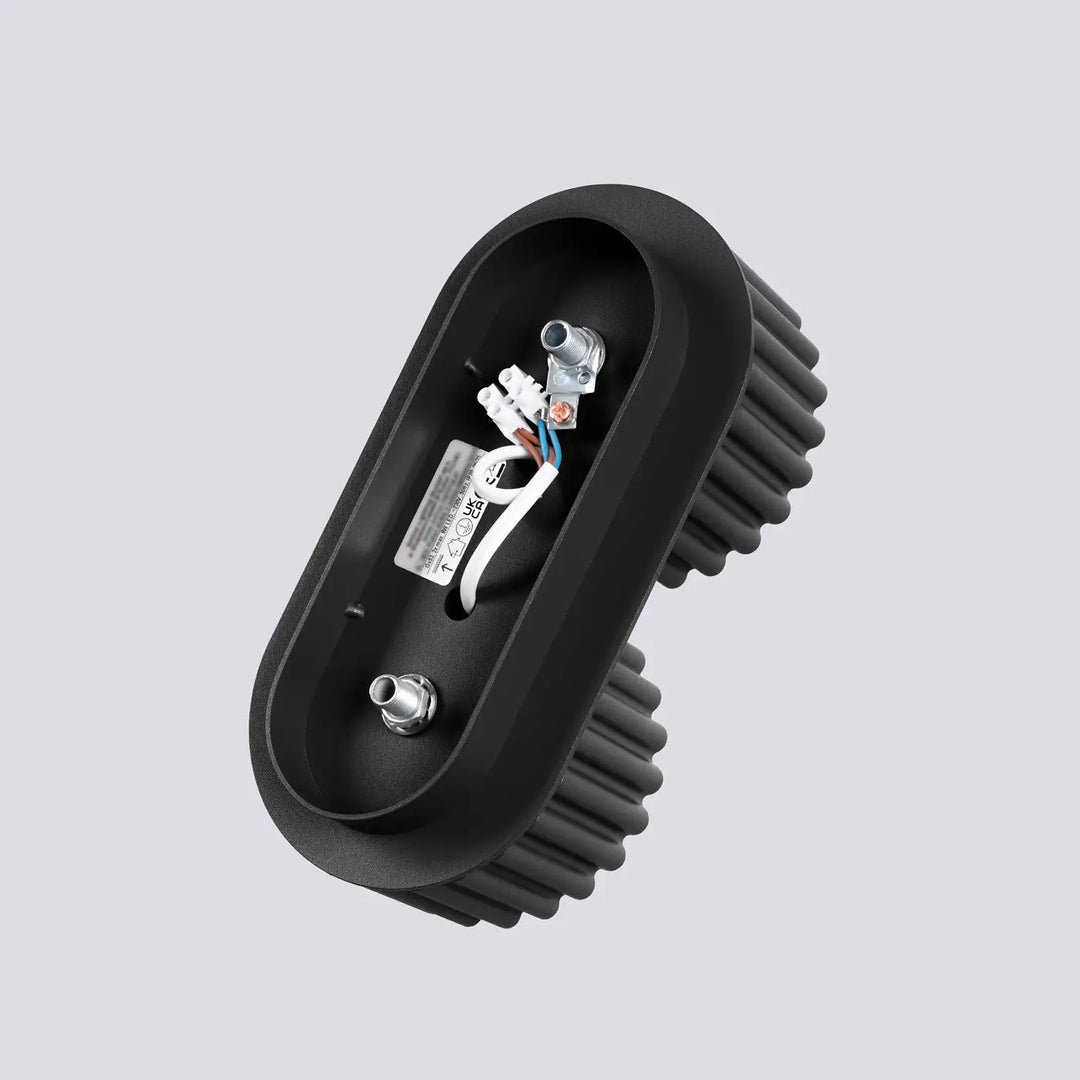 Luminaire plafonnier aura 2 noir avec forme unique inspirée, led ovale à côtés nervurés et composants internes visibles