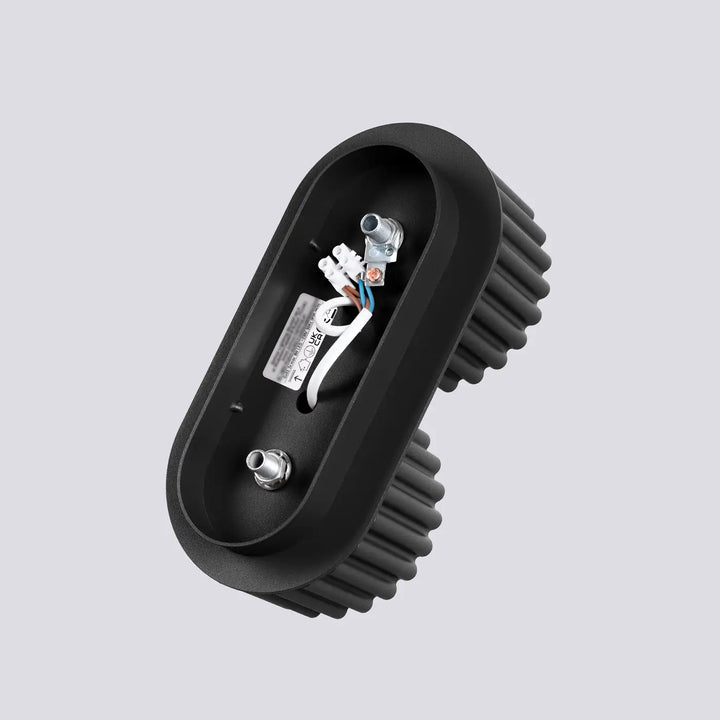 Luminaire plafonnier aura 2 noir avec forme unique inspirée, led ovale à côtés nervurés et composants internes visibles