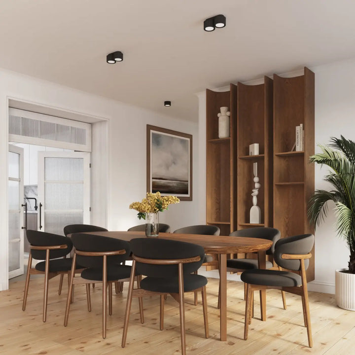 Luminaire plafonnier aura 2 noir avec forme unique inspirée et table à manger en bois clair aux bords arrondis