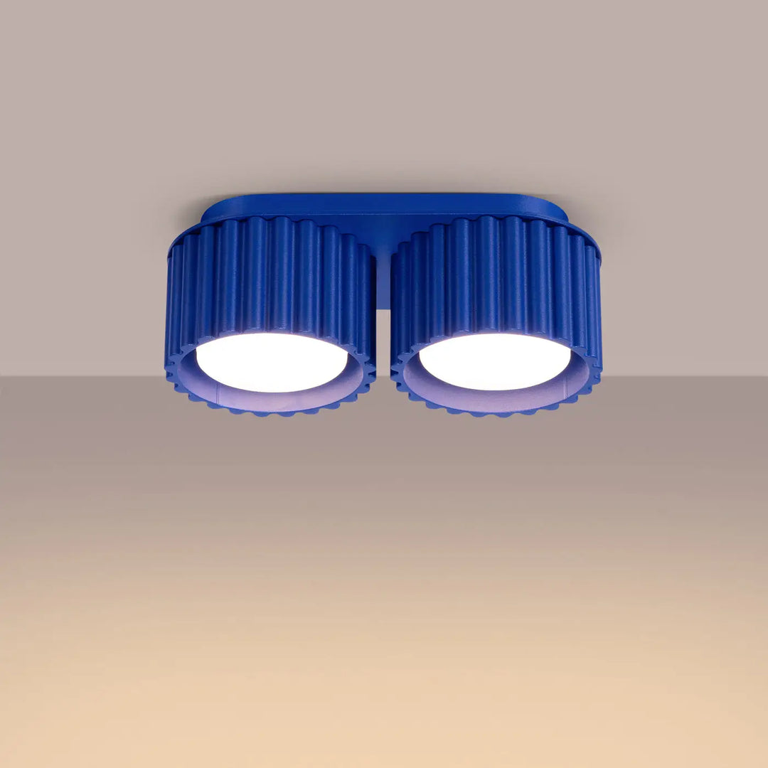 Luminaire plafonnier aura 2 outremer avec forme unique inspirée, abat-jour cylindrique cannelé bleu et base rectangulaire élégante