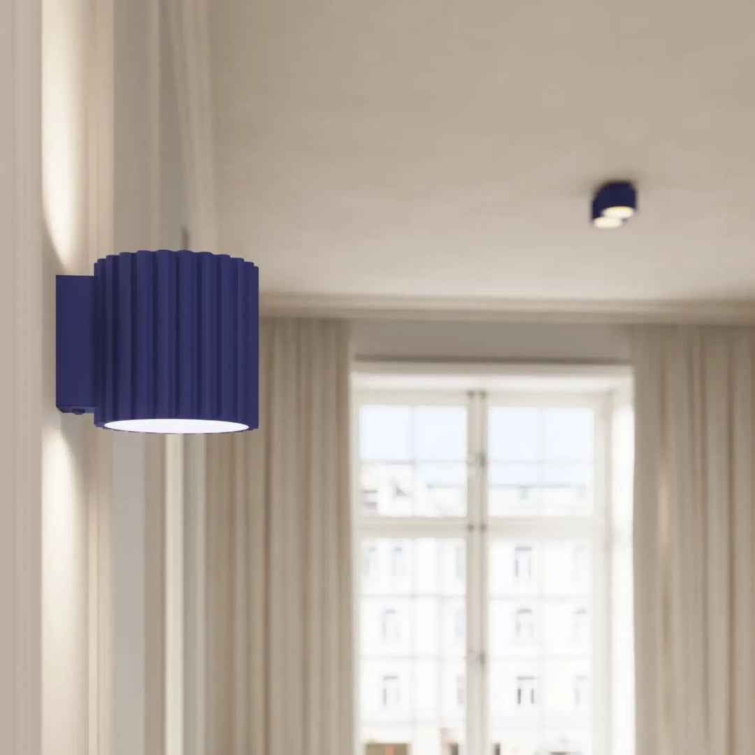 Luminaire plafonnier aura 2 outremer avec forme unique inspirée bleu profond et design moderne côtelé cylindrique
