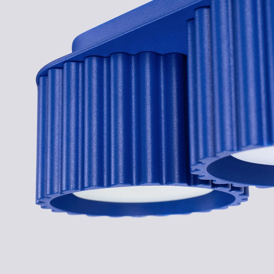 Luminaire plafonnier aura 2 outremer avec forme unique inspirée en bleu nervuré à finition mate