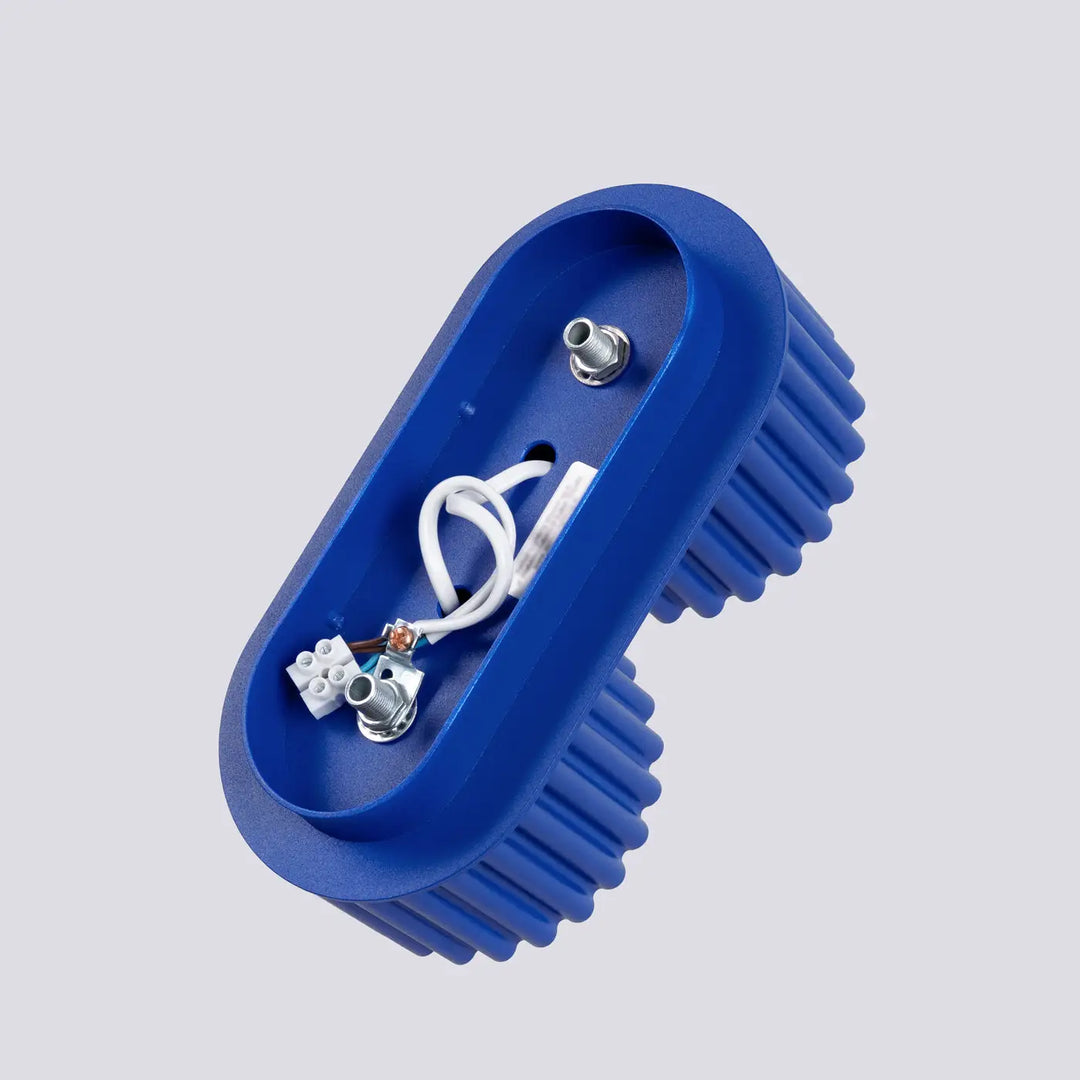 Boîtier plastique bleu avec câblage interne et connecteurs métalliques au dos du luminaire plafonnier aura 2 forme unique inspirée