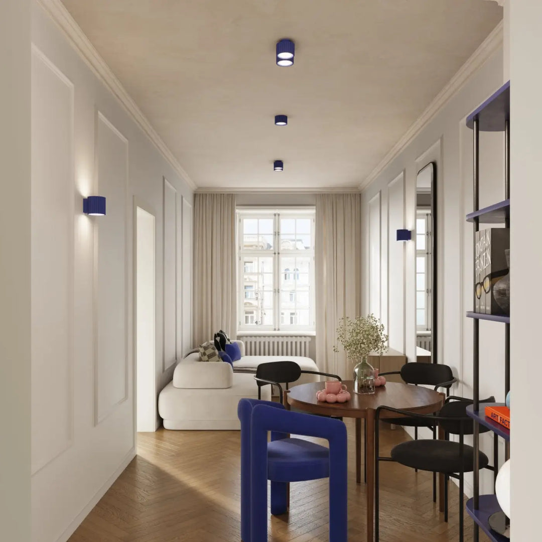 Chaise de salle à manger moderne bleu outremer avec forme unique inspirée et finition mate luminaire plafonnier aura 2