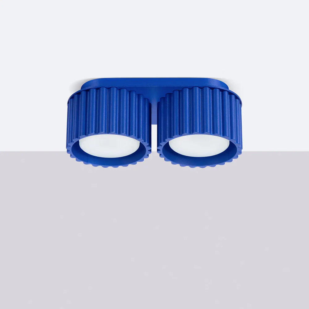 Luminaire plafonnier aura 2 outremer avec forme unique inspirée et abat-jours cylindriques nervurés bleu vif moderne