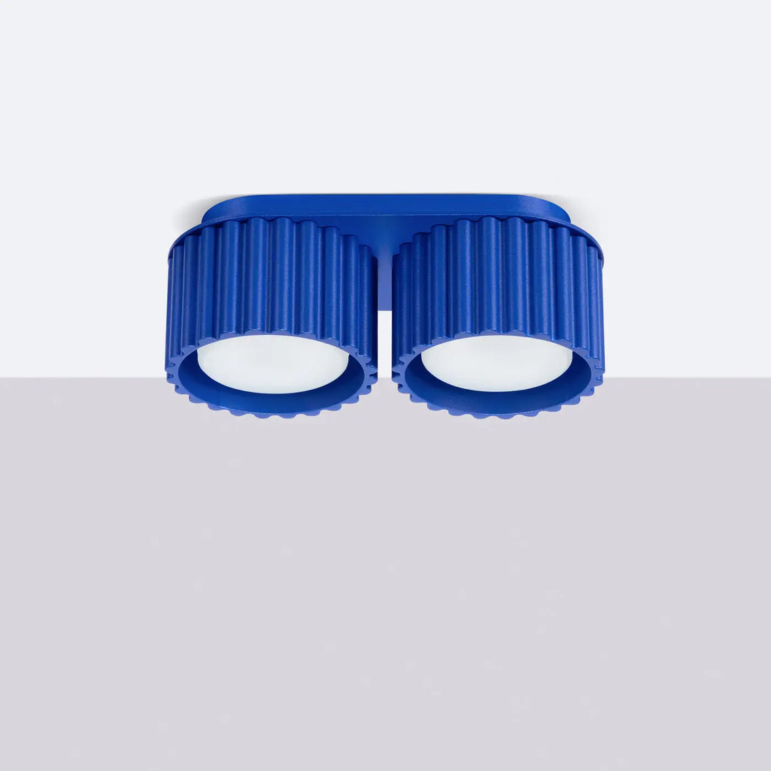 Luminaire plafonnier aura 2 outremer avec forme unique inspirée et abat-jours cylindriques nervurés bleu vif moderne