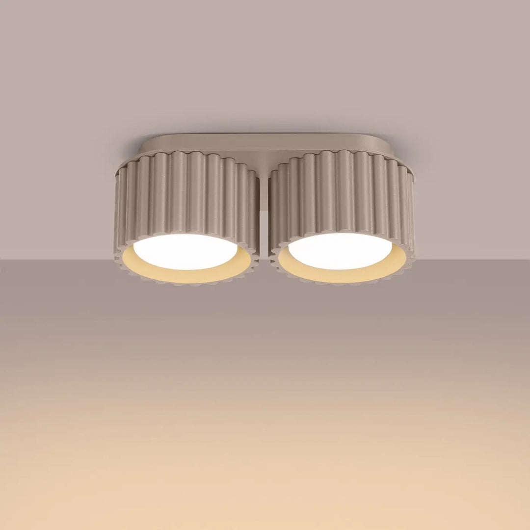 Luminaire plafonnier aura 2 taupe avec forme unique inspirée deux abat-jours cylindriques cannelés émettant une lumière chaude