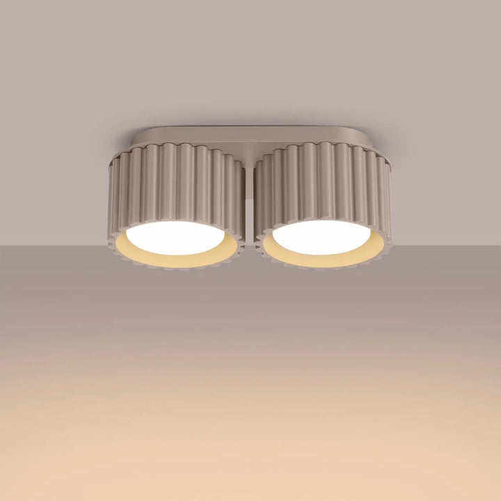 Luminaire plafonnier aura 2 taupe avec forme unique inspirée deux abat-jours cylindriques cannelés émettant une lumière chaude