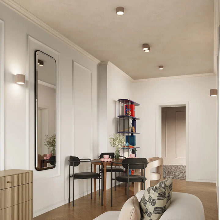 Luminaire plafonnier aura 2 taupe avec une forme unique inspirée et finition bois chaud sur pieds métalliques noirs