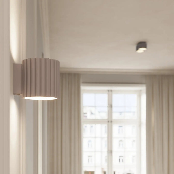 Luminaire plafonnier aura 2 taupe beige cylindrique en forme unique inspirée avec design moderne et finition côtelée