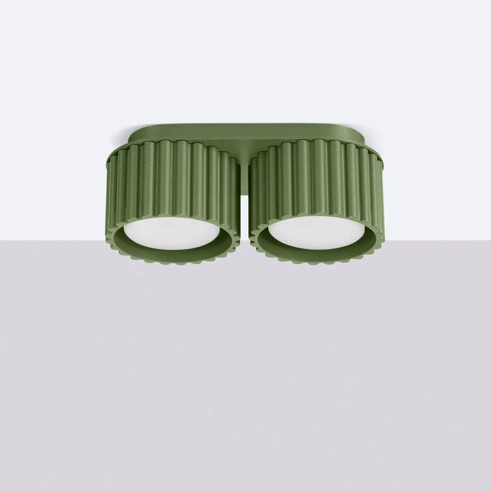 Luminaire plafonnier aura 2 vert olive avec forme unique inspirée et abat-jours cylindriques cannelés vert olive