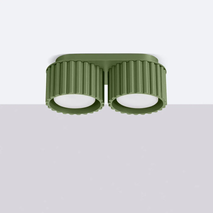 Luminaire plafonnier aura 2 vert olive avec forme unique inspirée et abat-jours cylindriques cannelés vert olive