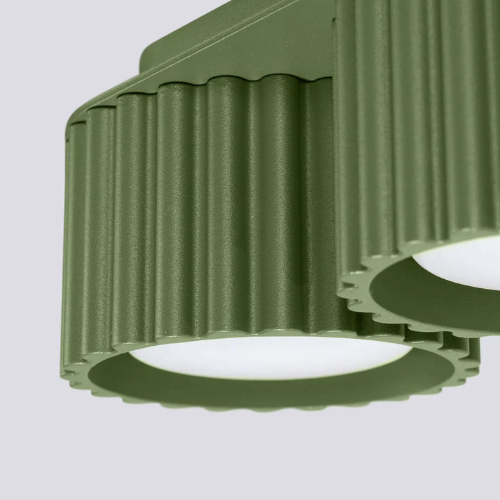 Luminaire plafonnier aura 2 vert olive avec forme unique inspirée, métal nervuré et diffuseur en verre dépoli circulaire