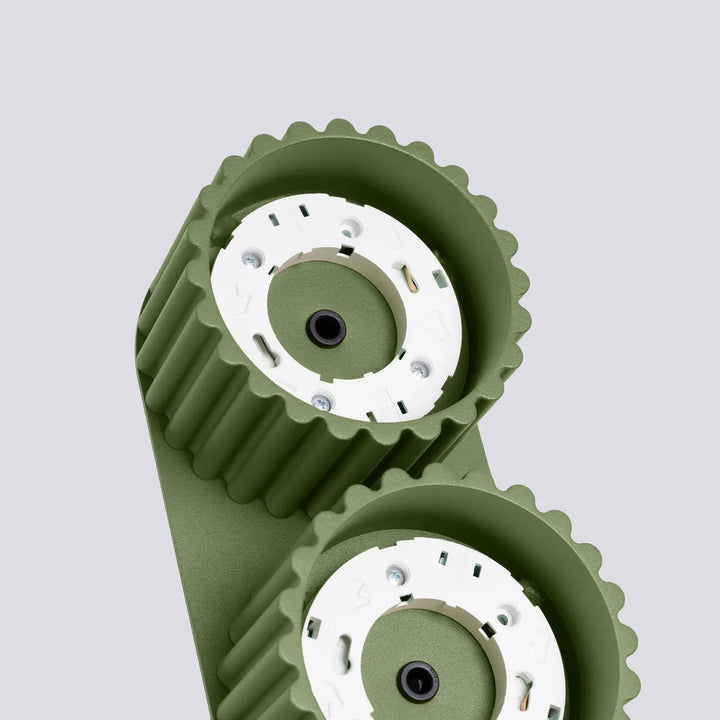 Luminaire plafonnier aura 2 vert olive avec forme unique inspirée dune ceinture industrielle olive et éléments métalliques blancs