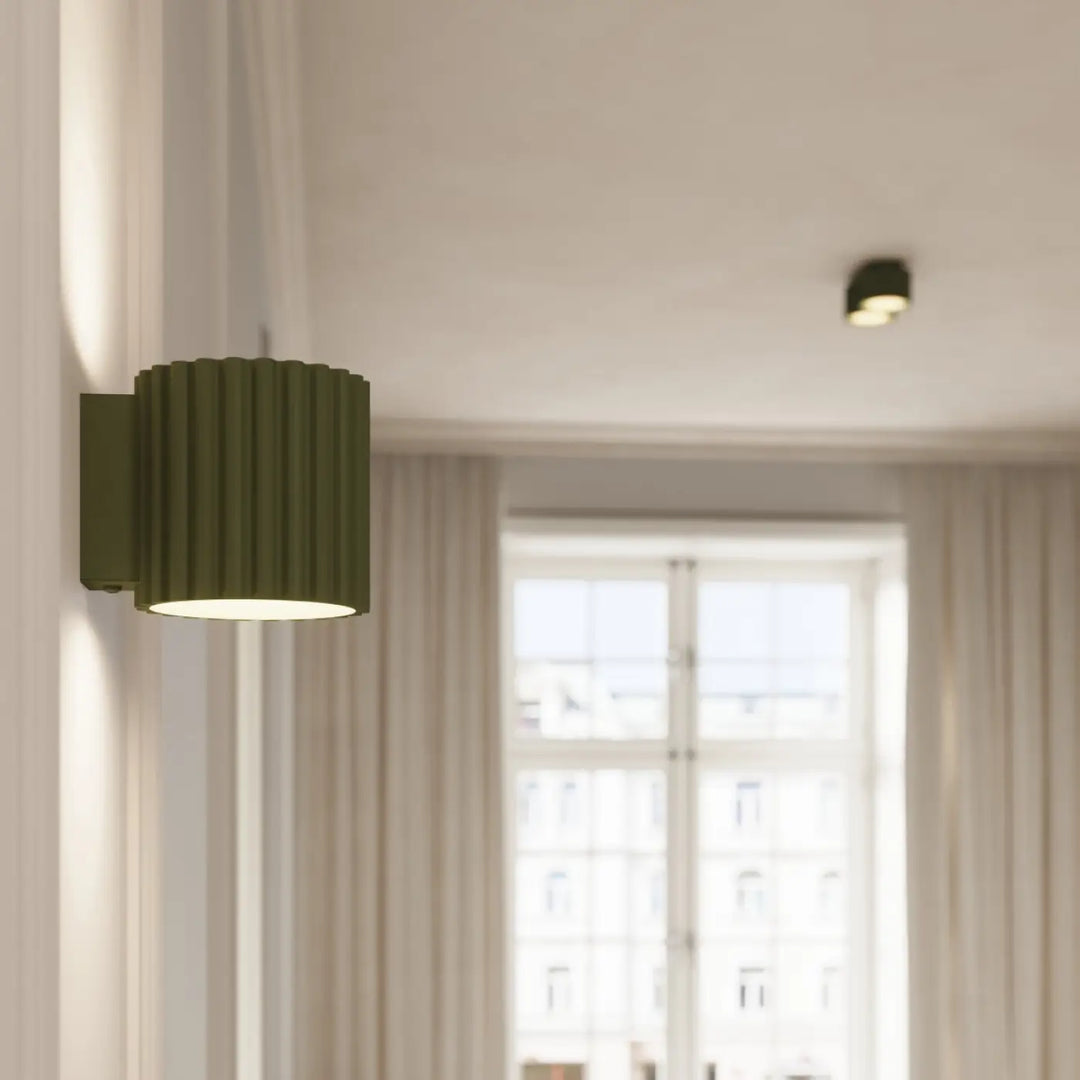 Luminaire plafonnier aura 2 vert olive forme unique inspirée avec design cylindrique cannelé et lumière chaude diffuse