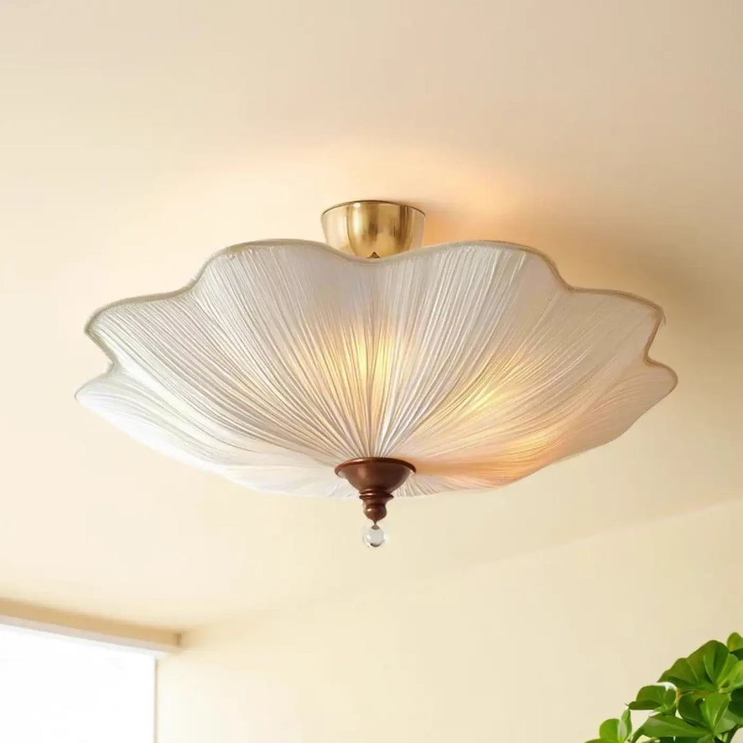 Luminaire plafonnier lotus en verre translucide blanc délicat avec motifs en pétales et accents en laiton pour lumière devient élégante