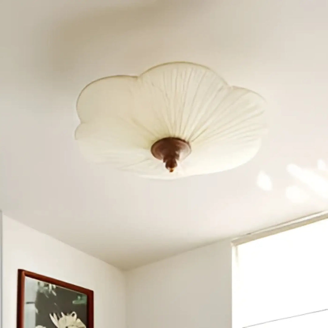 Luminaire plafonnier lotus en forme d’éventail délicat couleur écru avec un support central marron foncé pour lumière devient chaleureuse