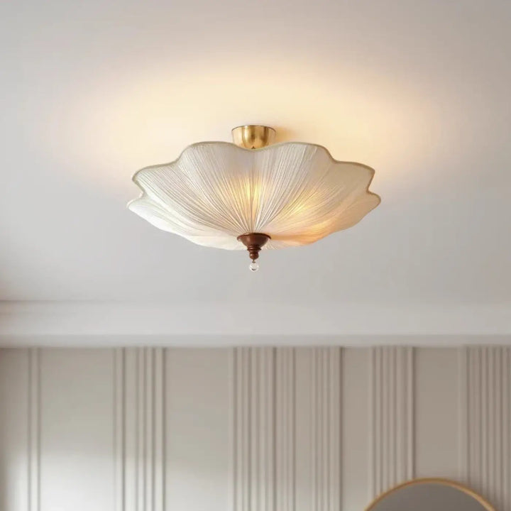 Luminaire plafonnier lotus en verre blanc translucide délicat avec design pétale festonné et accents en laiton