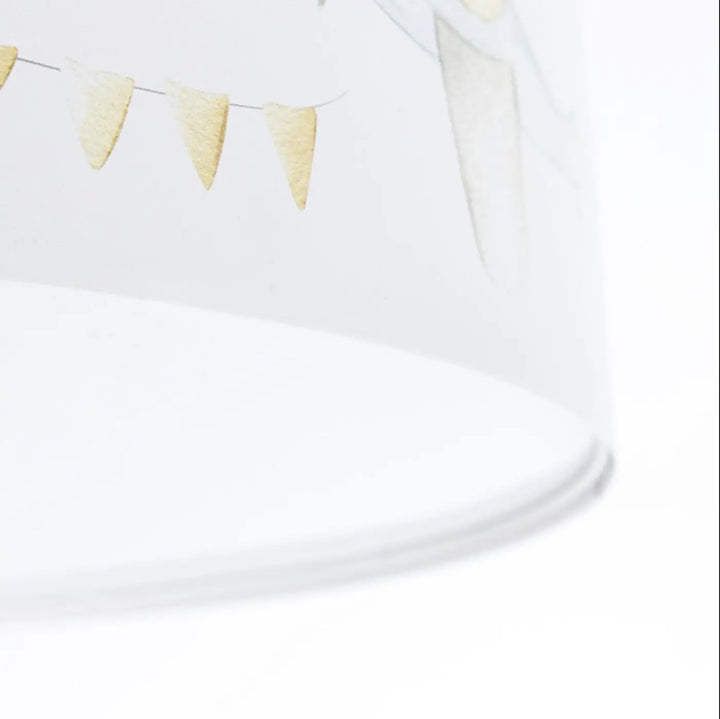 Luminaire plafonnier enfant blanc avec abat-jour blanc et guirlande dorée triangulaire délicate sweet dreams