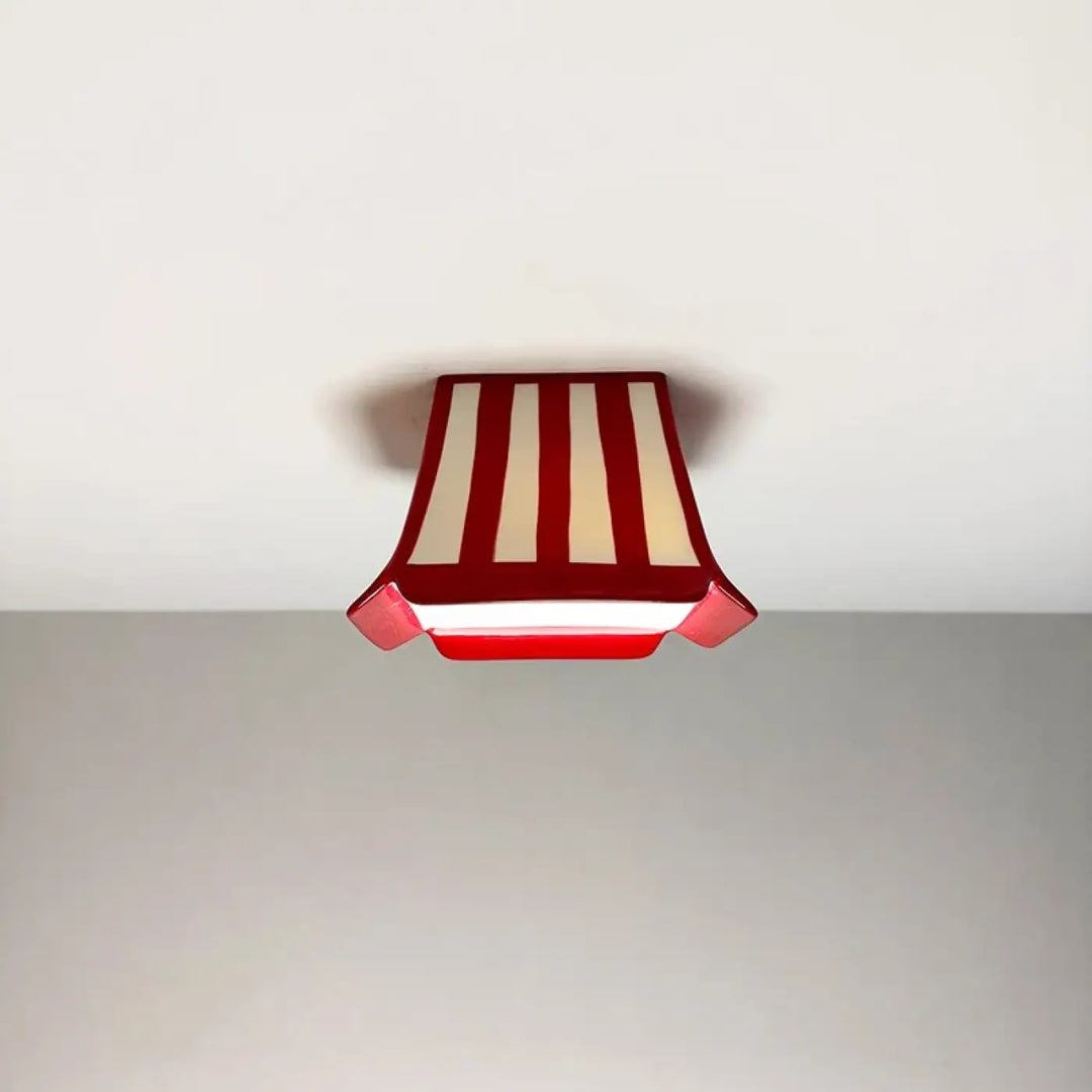 Plafonnier enfant rouge stripe avec design moderne angulaire en rayures rouges et crème pour décoration intérieure