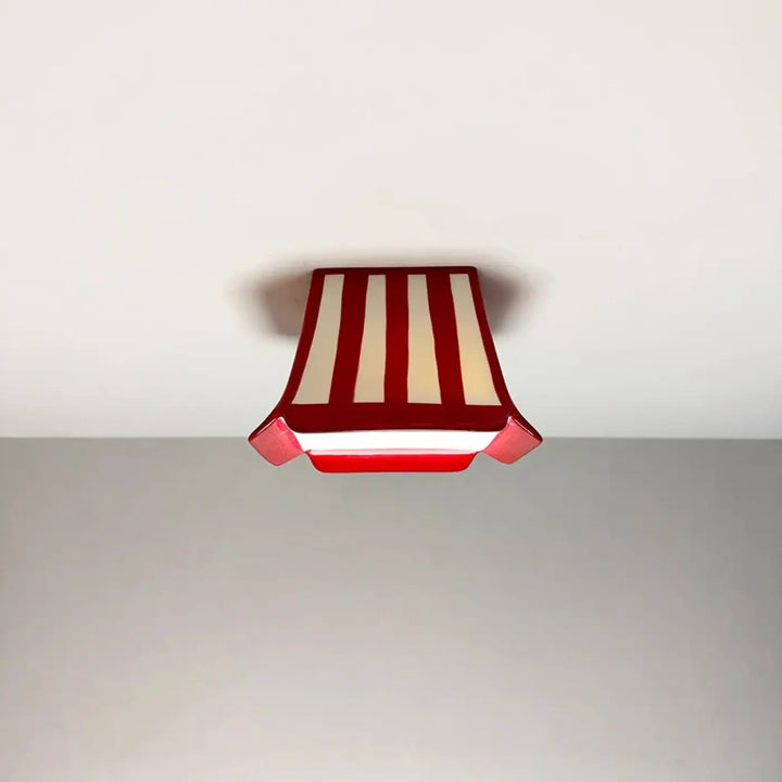 Plafonnier enfant rouge stripe avec design moderne angulaire en rayures rouges et crème pour décoration intérieure