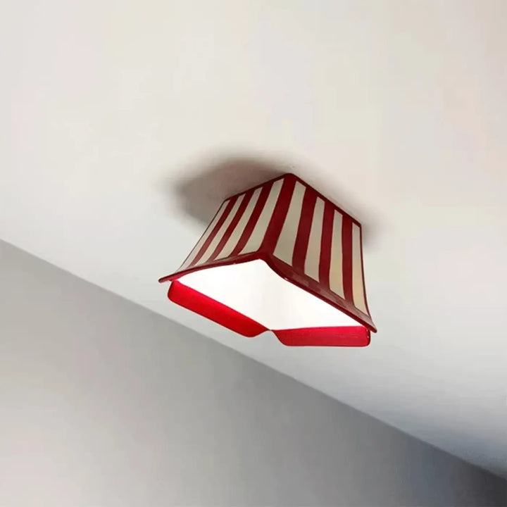 Plafonnier enfant rouge rayé blanc avec design original en forme de tente pour décoration intérieure ludique