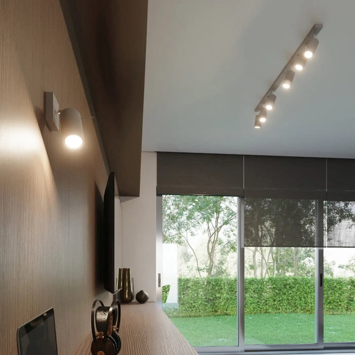 Luminaire plafonnier ring 4 gris avec bras réglables pour une ambiance intérieure en demi-obscurité chaleureuse