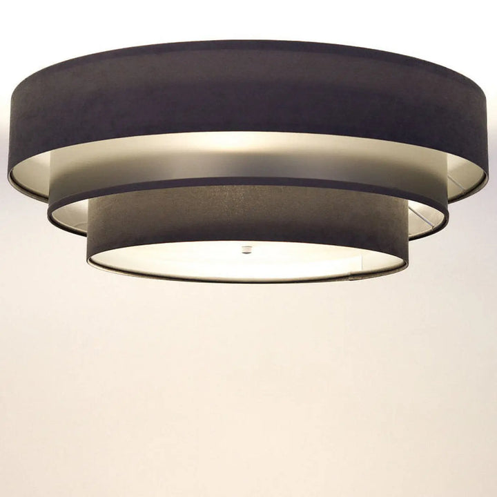Luminaire plafonnier gris moderne à étages avec trois abat-jours circulaires concentriques en tissu gris foncé et accents argentés