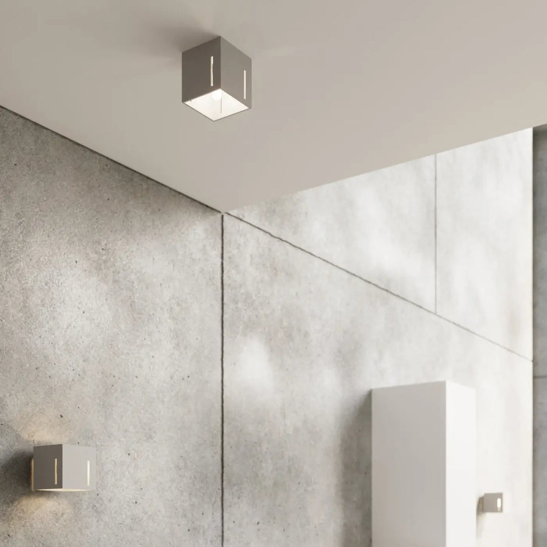 Luminaire plafonnier pixar gris avec perforation linéaire et design minimaliste pour un spectacle lumineux moderne