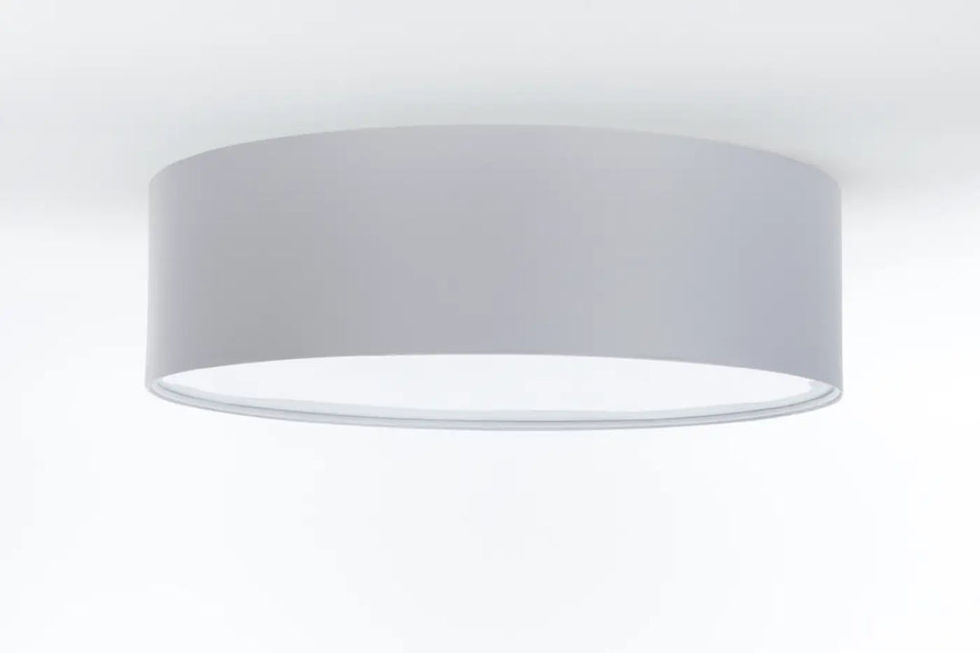 Luminaire plafonnier gris platine cylindrique avec abat-jour en tissu gris mat et doublure intérieure blanche
