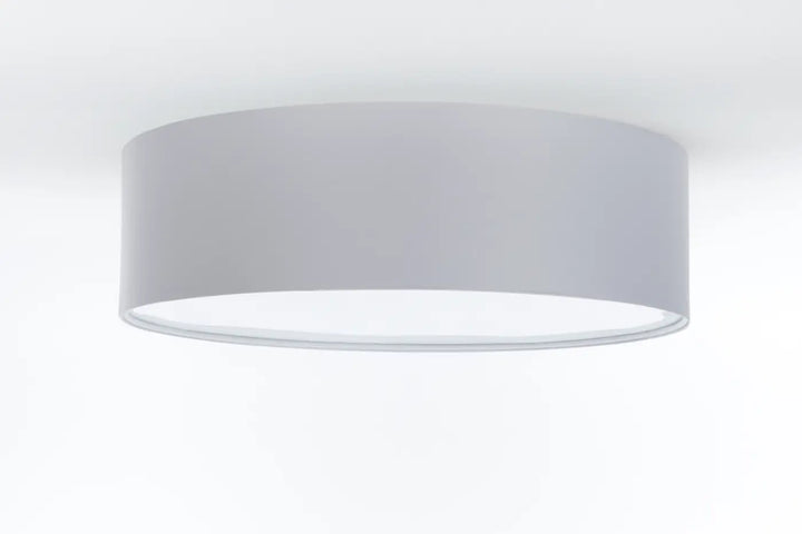 Luminaire plafonnier gris platine cylindrique avec abat-jour en tissu gris mat et doublure intérieure blanche