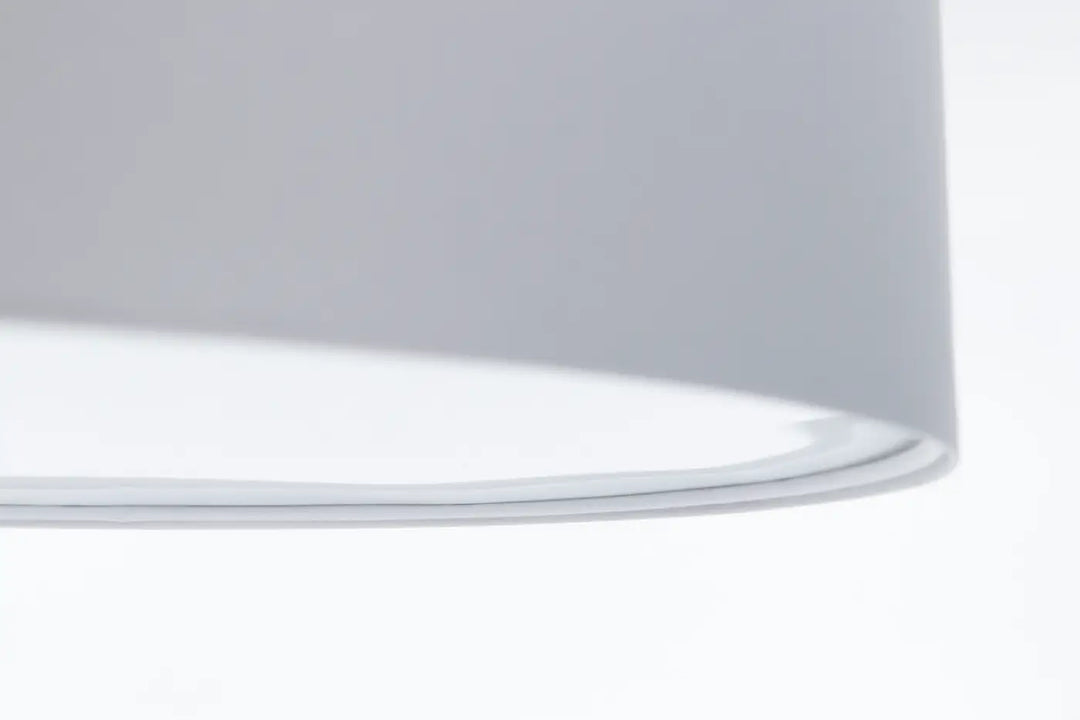 Luminaire plafonnier gris platine avec abat-jour cylindrique mat et bord légèrement incurvé pour un éclairage élégant