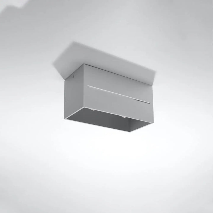 Luminaire plafonnier lobo 2 gris en métal argenté mat avec perforation linéaire pour un spectacle lumineux moderne et minimaliste
