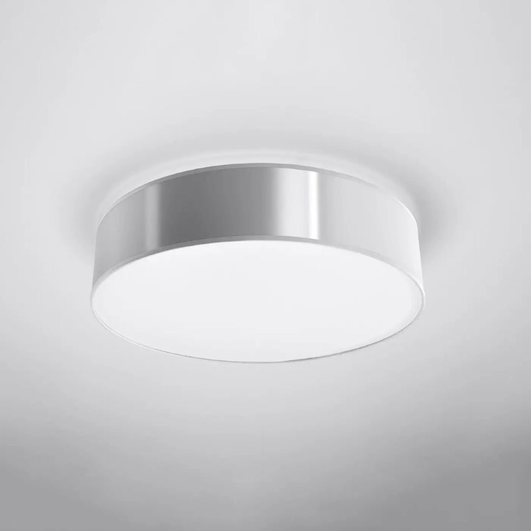 Plafonnier rond arena 55 gris avec cadre métallique argenté et diffuseur blanc pour éclairage polyvalent et forme riche
