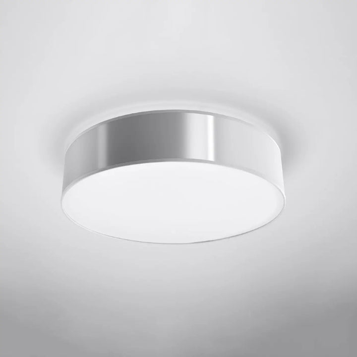 Plafonnier rond arena 55 gris avec cadre métallique argenté et diffuseur blanc pour éclairage polyvalent et forme riche