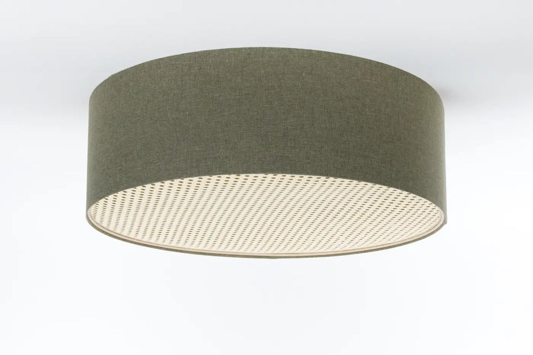 Luminaire plafonnier boho elegant gris vert avec extérieur en tissu texturé olive et intérieur perforé crème