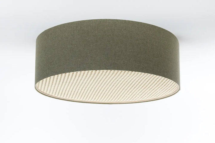 Luminaire plafonnier boho elegant gris vert avec extérieur en tissu texturé olive et intérieur perforé crème