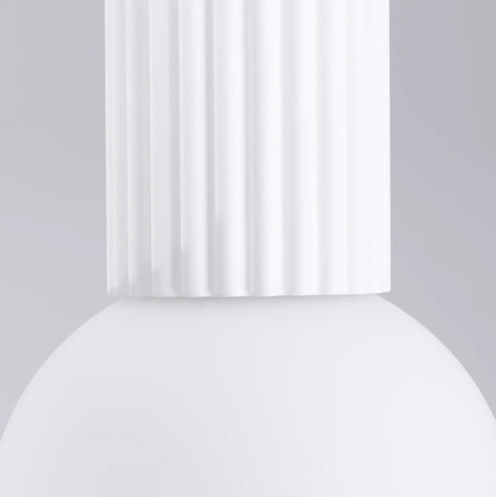 Luminaire plafonnier lampe halo blanc avec abat-jour à côtes blanches et base lisse sphère laiteuse décorative bureau