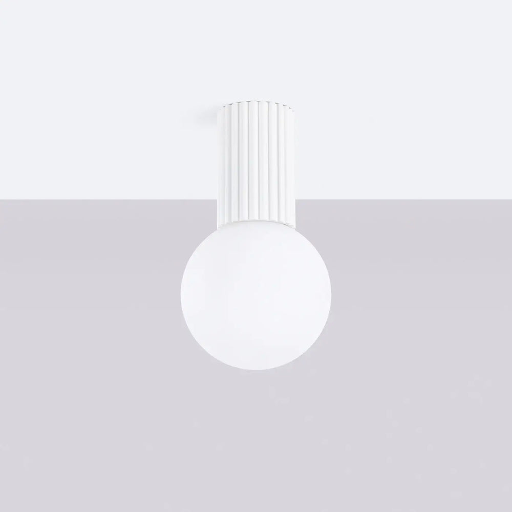 Luminaire plafonnier halo blanc avec sphère laiteuse et base cylindrique striée idéal comme lampe halo bureau décorative