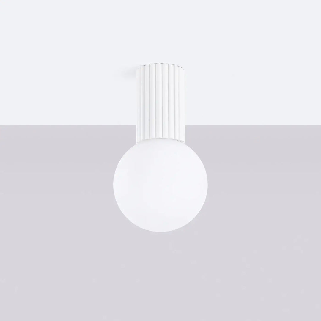 Luminaire plafonnier halo blanc avec sphère laiteuse et base cylindrique striée idéal comme lampe halo bureau décorative