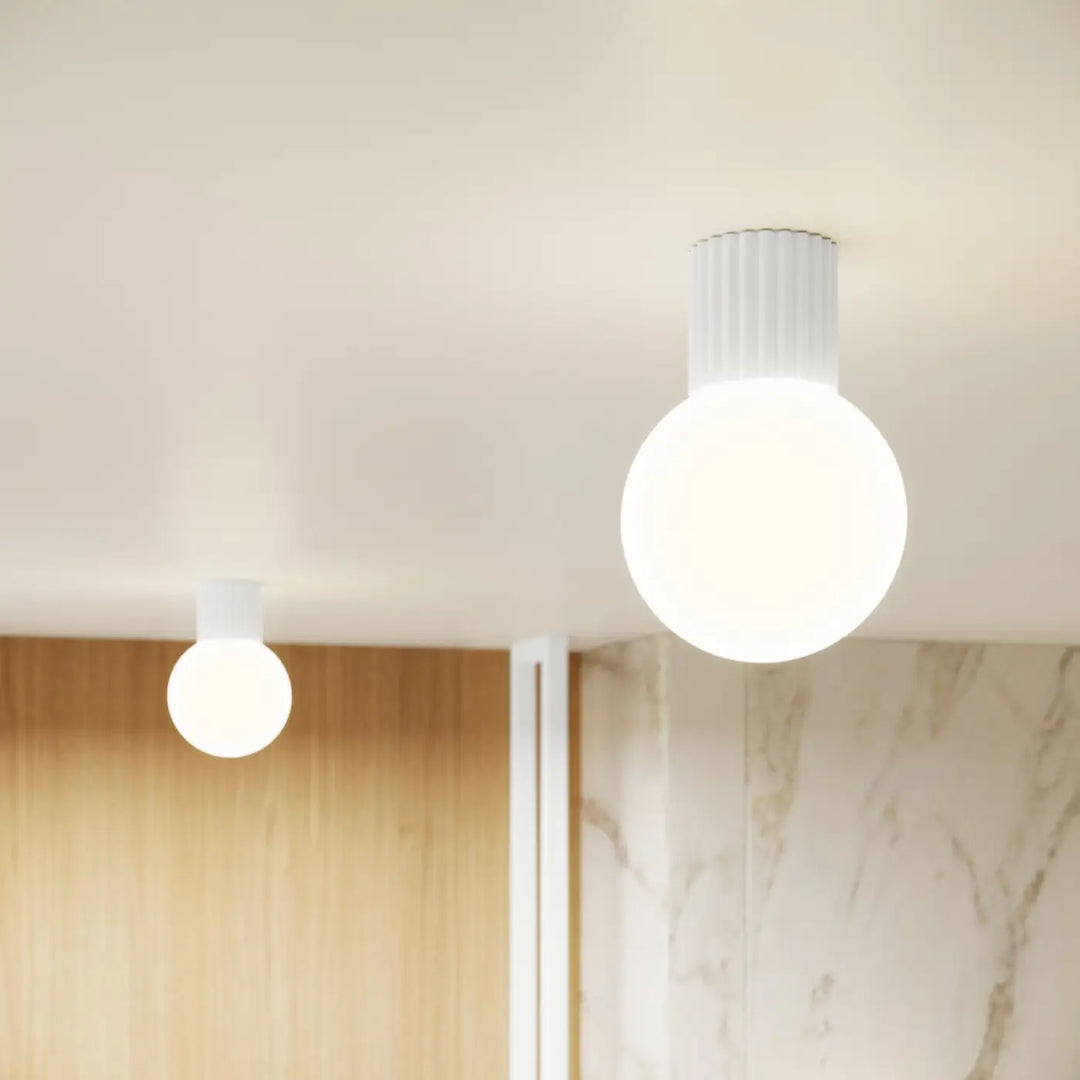 Lampe halo plafonnier blanc avec sphère laiteuse et base cylindrique rainurée pour bureau décorative