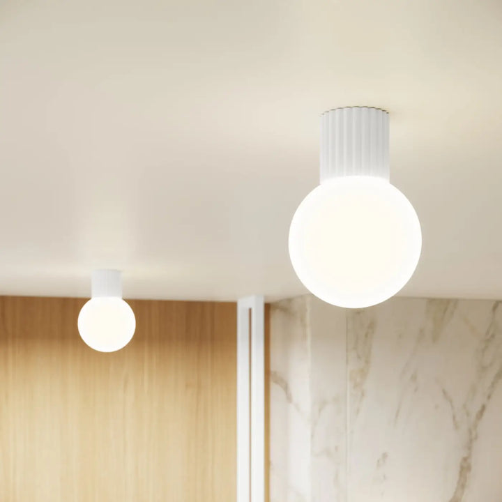 Lampe halo plafonnier blanc avec sphère laiteuse et base cylindrique rainurée pour bureau décorative