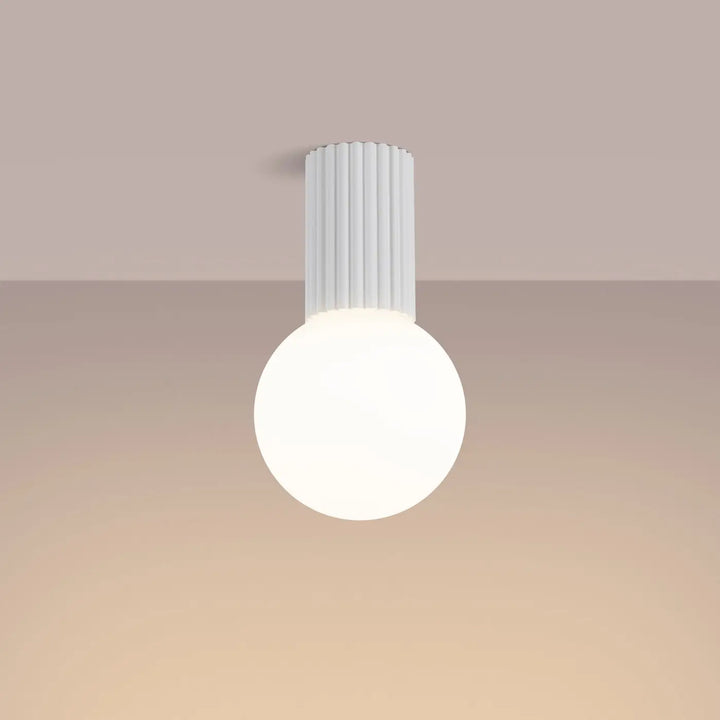 Luminaire plafonnier halo blanc avec base cylindrique côtelée et sphère laiteuse pour bureau décorative