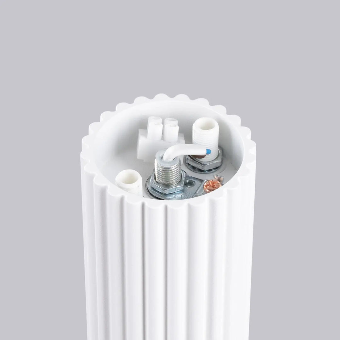Radiateur cylindrique blanc avec rainures verticales et coque à sommet festonné pour lampe halo sphère laiteuse bureau décorative