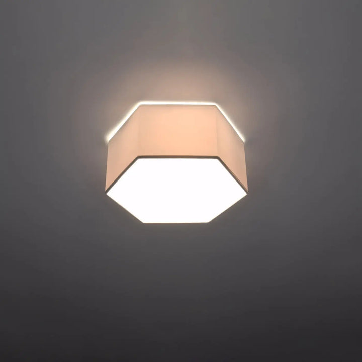 Luminaire plafonnier sunde 13 blanc avec abat-jour en tissu beige doux et bordure blanche aux formes géométriques