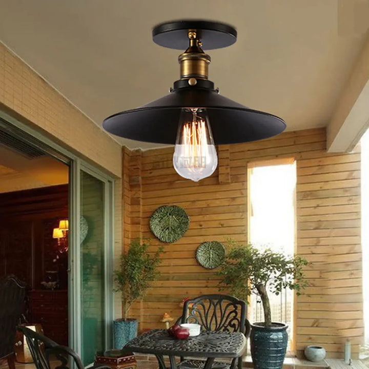 Luminaire plafonnier style industriel noir avec fixture finition laiton et ampoule edison pour décoration intérieure
