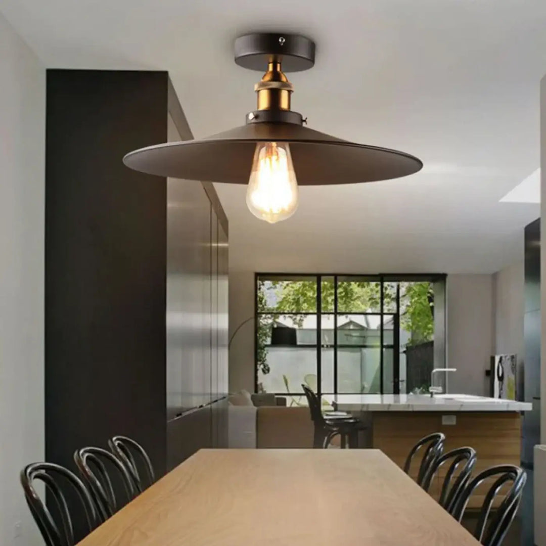Luminaire plafonnier style industriel avec abat-jour large mat noir et accents en laiton pour décoration intérieure