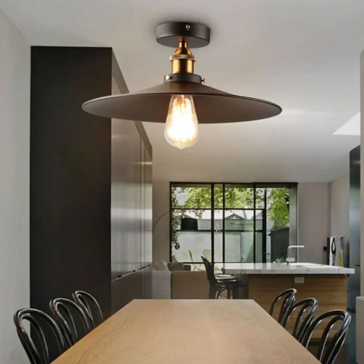 Luminaire plafonnier style industriel avec abat-jour large mat noir et accents en laiton pour décoration intérieure