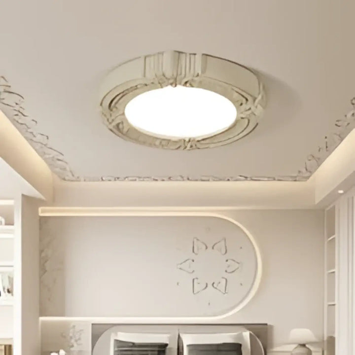 Luminaire plafonnier rosalia avec cadre blanc orné et centre en verre dépoli pour un plafonnier artistique élégant
