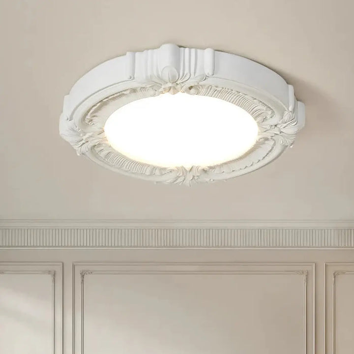 Luminaire plafonnier rosalia blanc orné de détails floraux et arabesques autour d un centre lumineux doux